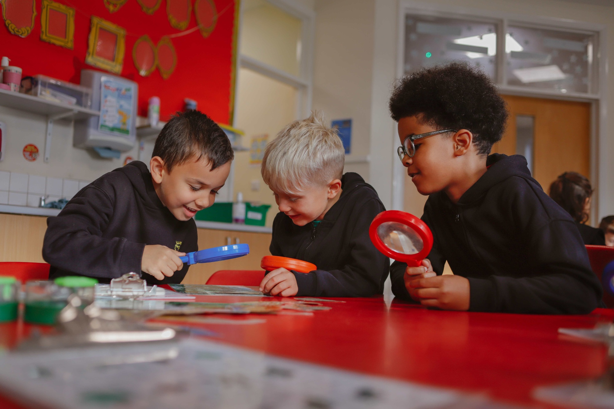 School children with magnifying glasses